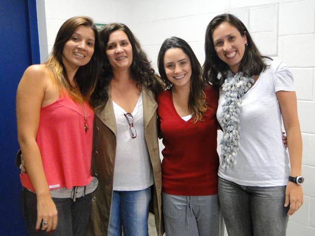 Fernanda Vasconcellos com as profissionais da equipe médica (Foto: A Vida da Gente/TV Globo)