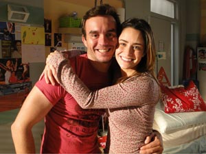 O enfermeiro Felipe posa com a atriz, durante a gravação de uma cena (Foto: A Vida da Gente/TV Globo)