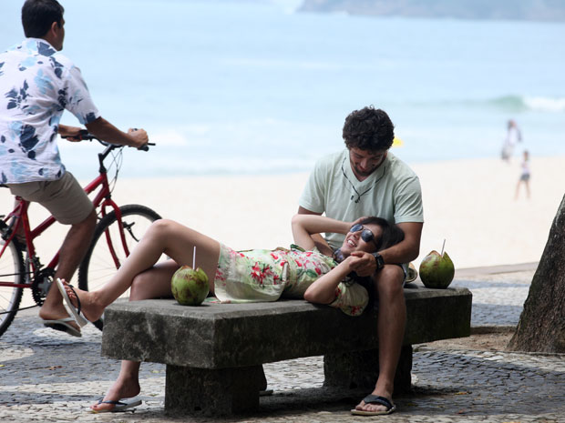 O casal também passeou pela praia de Pepino, na Zona Sul do Rio de Janeiro (Foto: A Vida da Gente - Tv Globo)