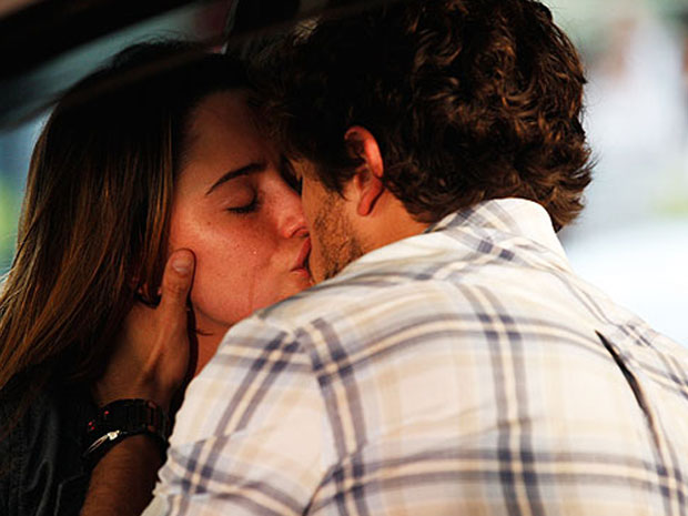 Ana e Rodrigo se beijam apaixonados (Foto: A Vida da Gente - Tv Globo)