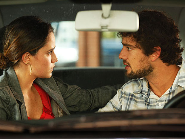 Ana conversa com Rodrigo no carro e o clima esquenta (Foto: A Vida da Gente - Tv Globo)