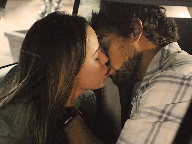Rodrigo se beijam apaixonados (Foto: A Vida da Gente/TV Globo)