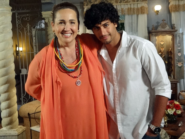 Claudia Jimenez e Jesus Luz gravam juntos (Foto: Aquele Beijo/TV Globo)