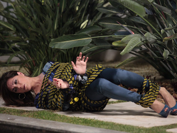 Tereza Cristina fica amarrada no jardim da mansão (Foto: Fina Estampa/TV Globo)