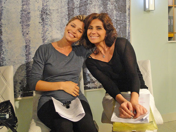 Grazi Massafera e Giovanna Antonelli posam durante ensaio (Foto: Aquele Beijo/TV Globo)