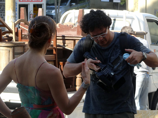Sem querer, Laura joga água na câmera de Fabiano (Foto: Malhação / TV Globo)