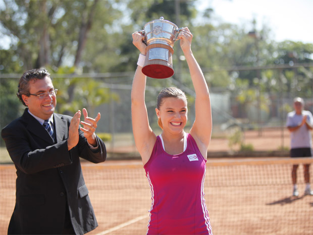 Com o apoio de Ana, Sofia se torna uma grande jogadora de tênis (Foto: A Vida da Gente / TV Globo)