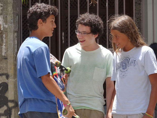 Francisco encontra a alegria de viver ao lado de amigos da sua idade (Foto: A Vida da Gente / TV Globo)