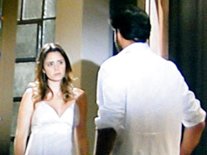 Ana procura Lúcio, que não a espera (Foto: A Vida da Gente / TV Globo)