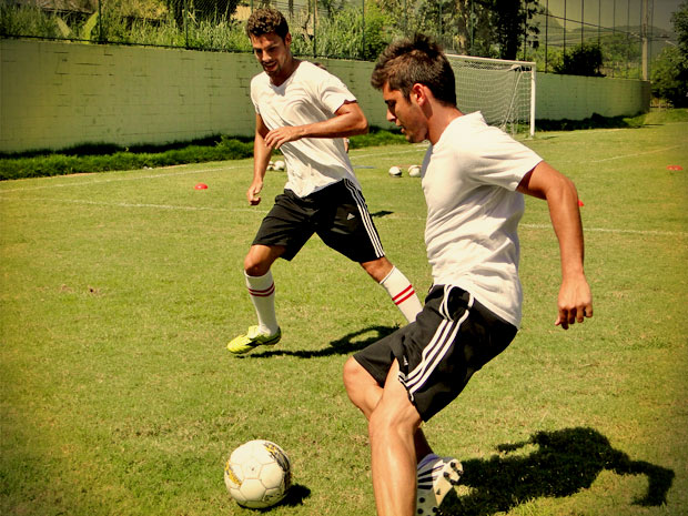 Cauã Reymond e Bruno Gissoni durante o treino (Foto: Avenida Brasil/ TV Globo)