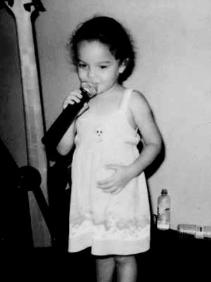Leilah Moreno aos cinco anos de idade (Foto: Aquele Beijo/TV Globo)