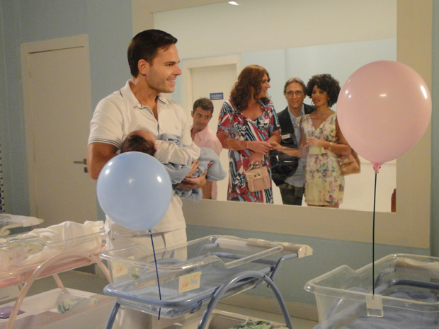 No berçário, Ricardo desconfia que o bebê seja seu filho (Foto: Aquele Beijo / TV Globo)