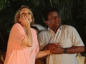 Otília e Cabo Rusty em pânico (Foto: Aquele Beijo/TV Globo)