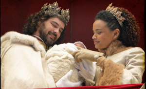 Maria Cesária fica com Rei Augusto e, enfim, se torna a Rainha de Seráfia!  (Cordel Encantado / TV Globo)