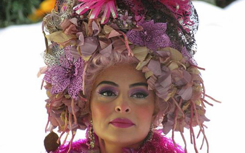 Juliana Paes com as maçãs bem rosadas, que marcam a caracterização dos personagens no inverno