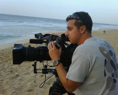 Luciano Huck grava ondas no Havaí (Foto: Caldeirão do Huck / TV Globo)