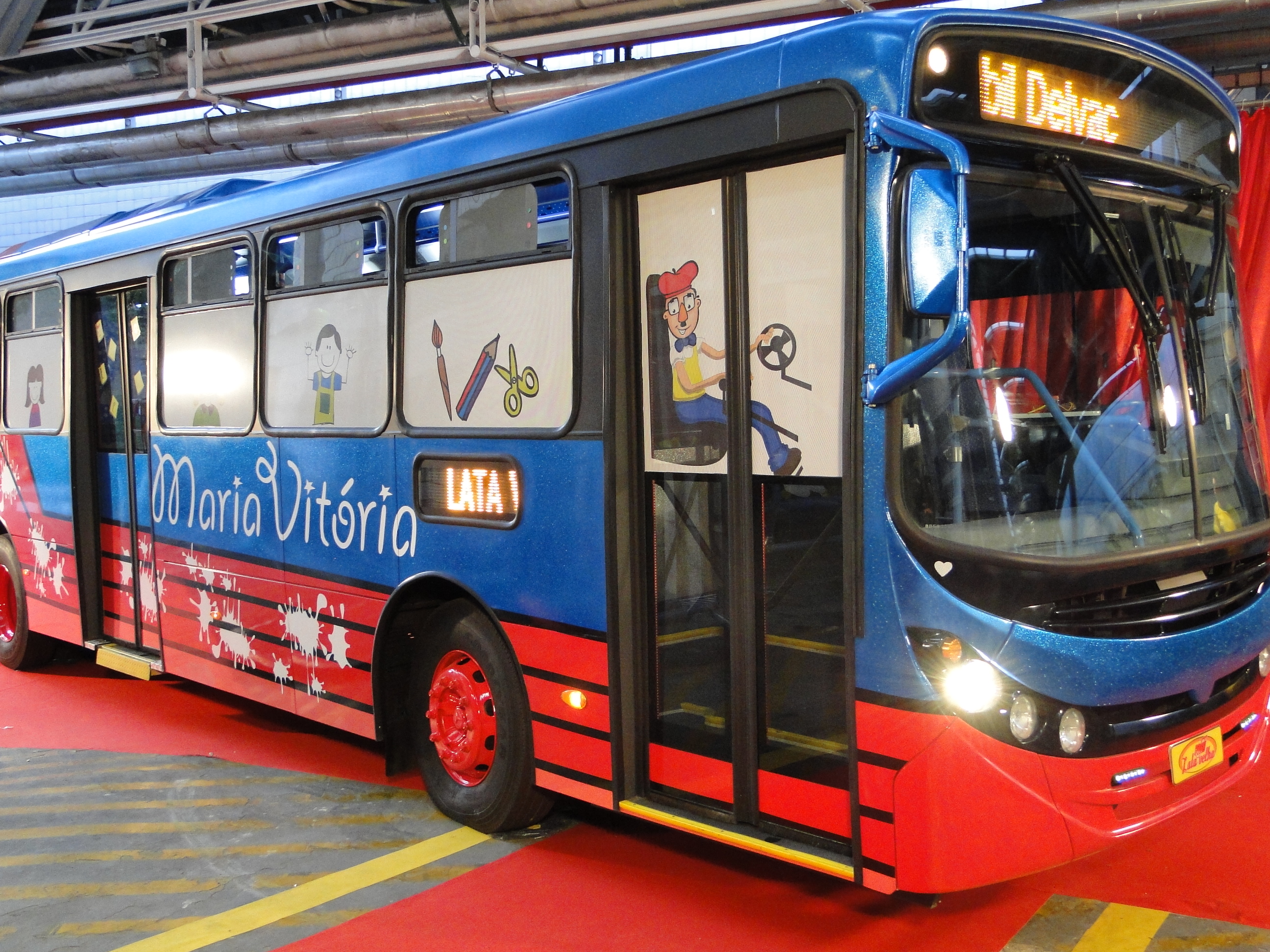 Tema lúdico com muitas cores e desenhos na lataria é utilizado na pintura do novo ônibus da APAE de Montes Claros
