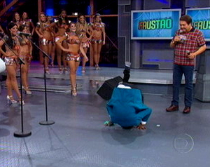 Dodô vira cambalhota no palco do Domingão (Foto: Domingão do Faustão / TV Globo)