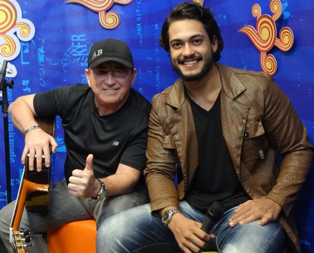 Amado Batista e Raphael Viana no estúdio da TV Garagem (Foto: Domingão do Faustão / TV Globo)