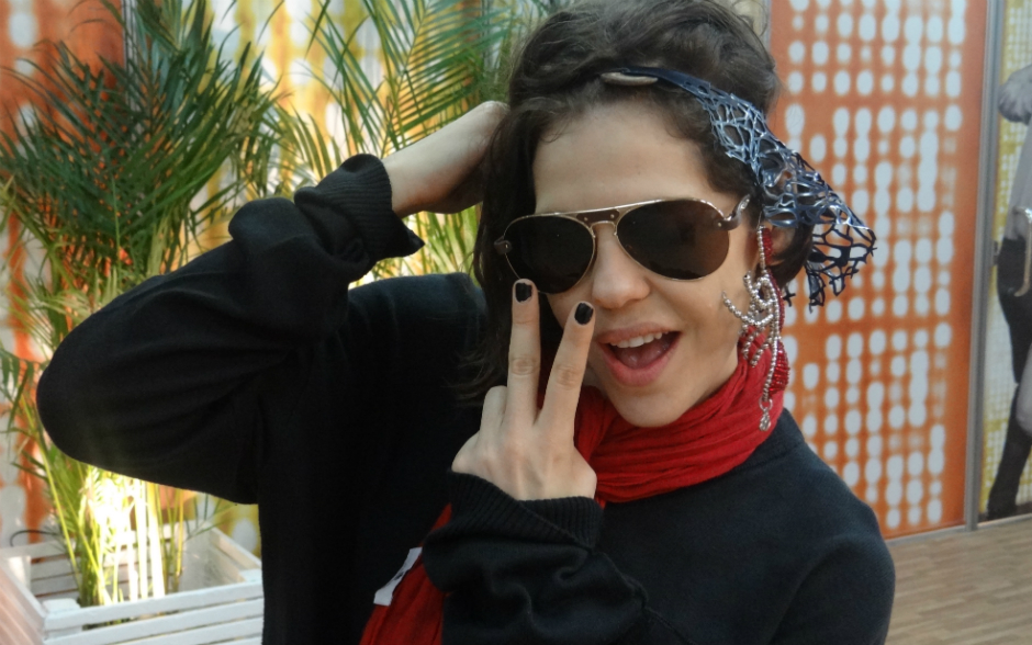 Bárbara Paz arrasou com um acessório de cabeça prateado da cantora