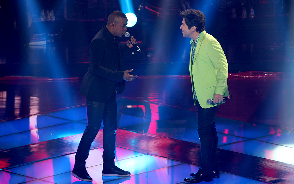 Alexandre Pires e Daniel fazem dueto na abertura do segundo dia da etapa ao vivo do The Voice Brasil