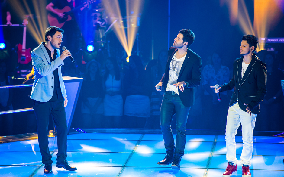 Gustavo Trebien e a dupla André e Kadu sobrem ao palco do The Voice Brasil...