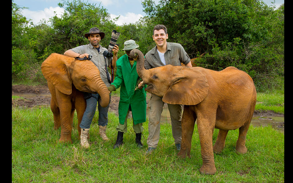 Cristian Dimitrius e João Paulo, com os filhotes de elefantes no Quênia