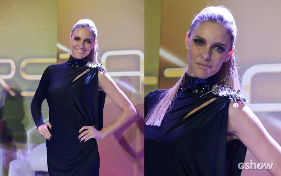 Fernanda Lima estava deslumbrante com vestido preto com detalhes em prata e gola de couro