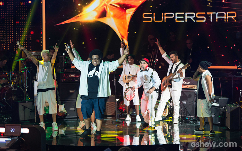 A banda Grupo do Bola abre os trabalhos na estreia do Top 12 no SuperStar. Eles cantam a clássica 'Uma Brasileira', dos Paralamas do Sucesso e atingem 75% de aprovação