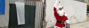 Papai Noel homenageia alunos mortos em ataque a escola  (Hélio Araújo/ Divulgação)