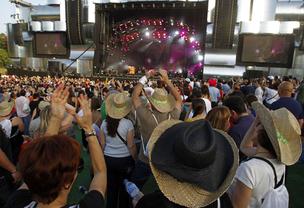 Público acompanha shows no segundo dia do Rock in Rio Lisboa (Foto: José Manuel Ribeiro/Reuters)