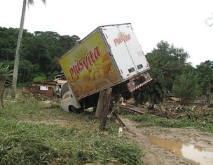 Ainda em Teresópolis, caminhão é atingido 
