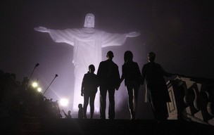 Obama e sua família durante visita ao Cristo Redentor (Foto: Reuters)