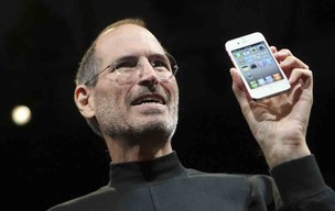 Steve Jobs apresenta o iPhone 4, em junho de 2010 (Foto: Robert Galbraith/Reuters)