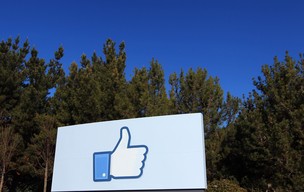 Versão gigante do ícone Curtir, popularizado pelo Facebook, é exibido na entrada da nova sede da rede social em Menlo Park, na Califórnia (Foto: Robert Galbraith/Reuters)