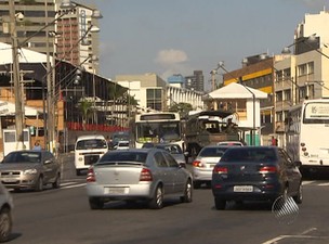 Trânsito é normal nas principais vias de Salvador nesta sexta-feira (9) (Foto: Reprodução/ TV Bahia)