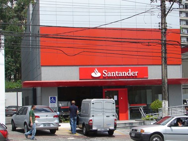 Agência bancária do Santander, do Morumbi, foi alvo de um assalto nesta quarta-feira (1) (Foto: Marcelo Mora/G1)
