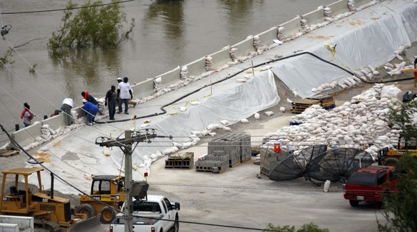 Trabalhadores montam rede de proteção temporária em frente a cassino em Vicksburg, Mississippi (Foto: Rogelio V. Solis/AP)