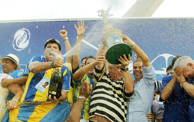 Diretoria da Unidos da Tijuca ergue o troféu de campeã do carnaval carioca. (Foto: Alexandre Durão/G1)