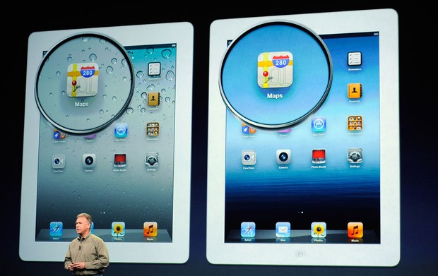 Phil Schiller compara as versões do iPad para mostrar que o novo modelo tem maior definição na tela (Foto: Kevork Djansezian/Getty Images/AFP)