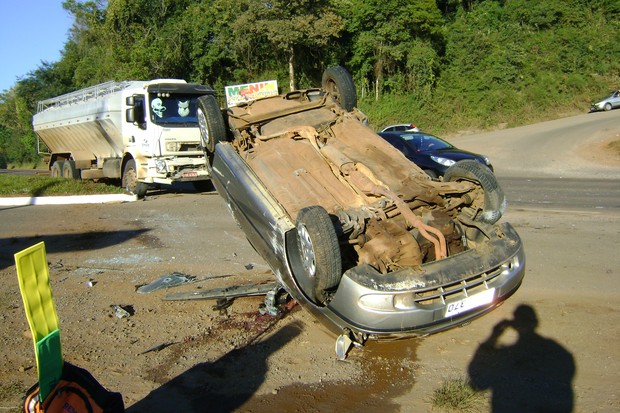 Caroneira do Palio morreu após colisão com caminhão na RS-129 (Foto: Divulgação/CRBM)
