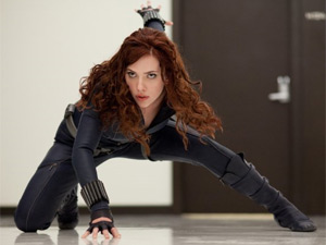 A atriz Scarlett Johansson vive Natalia Romanova, agente dupla da S.H.I.E.L.D.