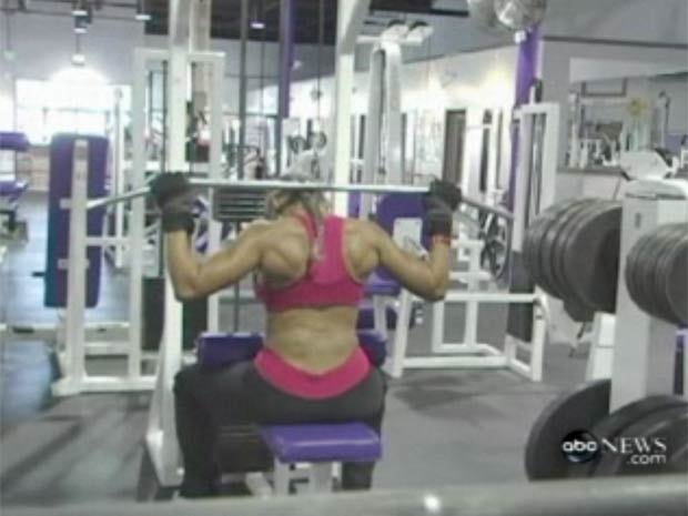 Ernestine Shepherd ergue até 70 quilos durante a musculação.