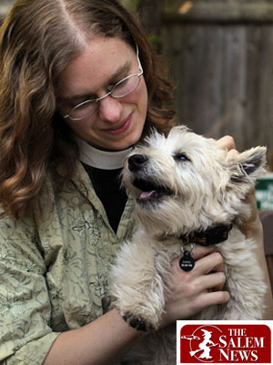 A reverenda Thea Keith-Lucas abraça seu pet, Pippin