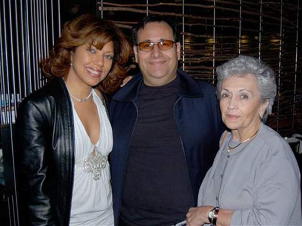 Sunda Croonquist (à esquerda) com o marido Mark Zafrin e a sogra Ruth Zafrin.