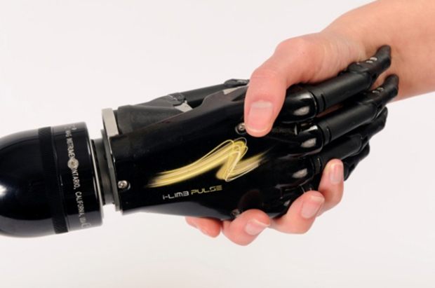 A empresa Touch Bionics apresentou nesta semana uma nova versão de mão biônica com tecnologia avançada.De acordo com a fabricante, a i-LIMB Pulse tem movimentos mais precisos do que a versão anterior – a i-LIMB, que já imitava a forma e movimentos da mão 