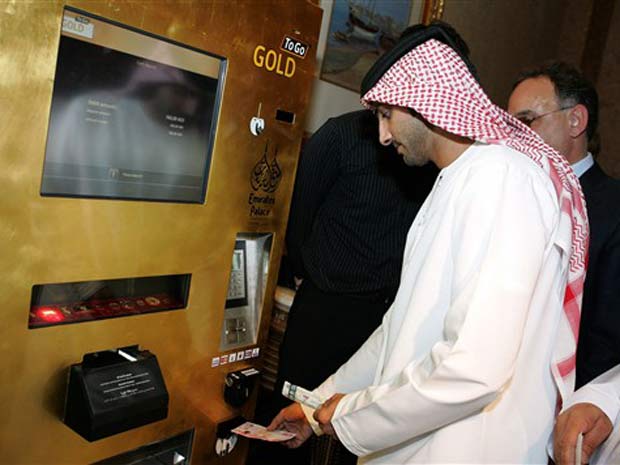 hotel Emirates Palace em Abu Dhabi instalou uma máquina que vende lingotes de ouro.