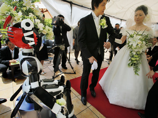 Esse foi o primeiro casamento conduzido por um robô, segundo o fabricante Kokoro Co. O robô usou uma coroa de flores e conduziu a cerimônia com suas funções de áudio.