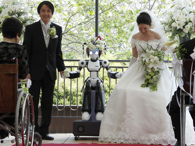 Robô chamado “I-Fairy” conduz cerimônia de casamento de um casal em Tóquio, no Japão. Os noivos decidiram usar o robô para conduzir a celebração porque foi o interesse por robôs que fez ambos se conhecerem.