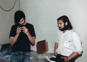 Jobs e Wozniak com uma Blue Box em 1975. Apple seria fundada um ano depois. 